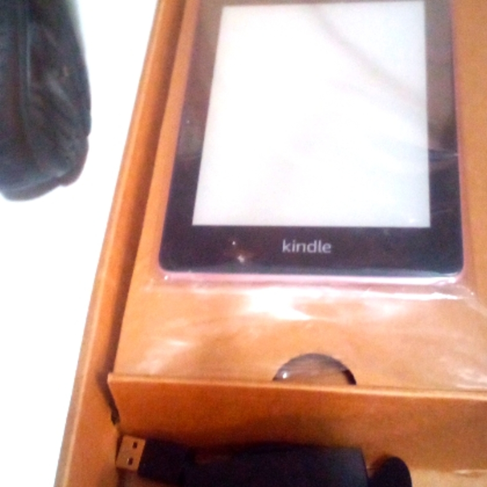 NEW KINDLE PAPERWHITE AND CASE PINK